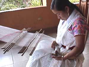 Mujer mexicana tejiendo en un telar
